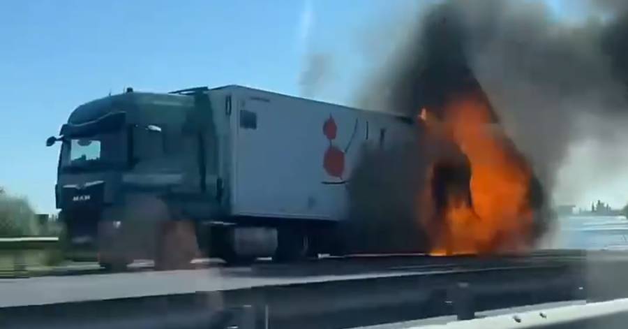 Bessan - Un poids lourd en feu sur l'A9 à hauteur de Bessan