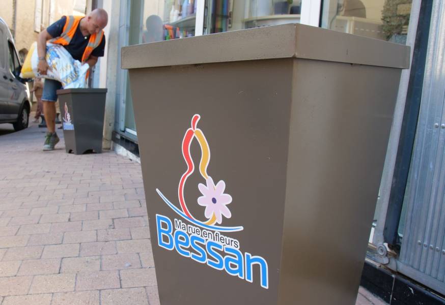 Bessan - L'initiative citoyenne de fleurissement et de verdissement du centre-ville se poursuit