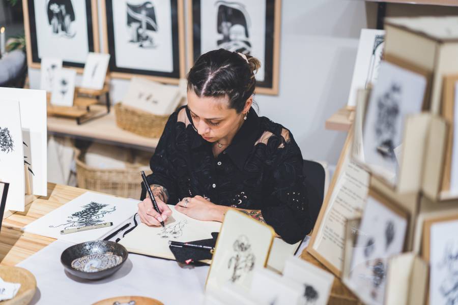 Bessan - Bessan, terre de créativité : le parcours d'une illustratrice locale engagée
