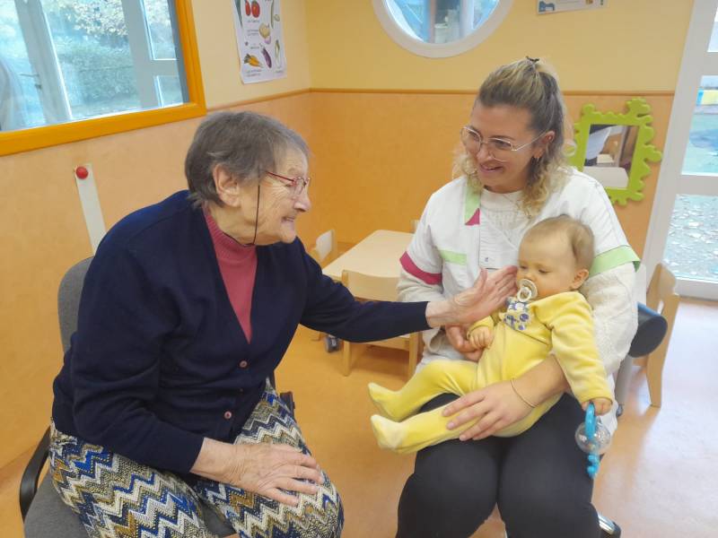 Bessan - De précieuses rencontres intergénérationnelles entre crèche et maison de retraite
