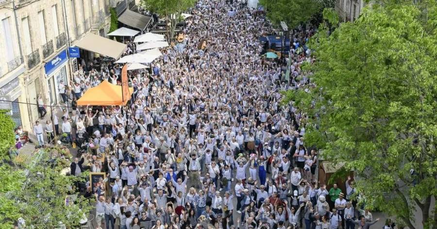 Pézenas - Un record du monde haut en rayures : 3 358 marinières réunies !