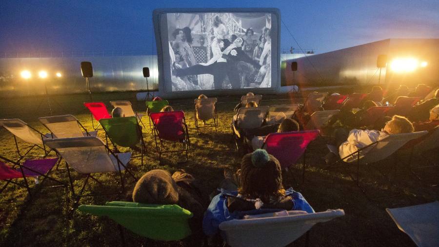 Bessan - Nouveauté dans le centre-ville : du cinéma en plein air sur les places bessanaises