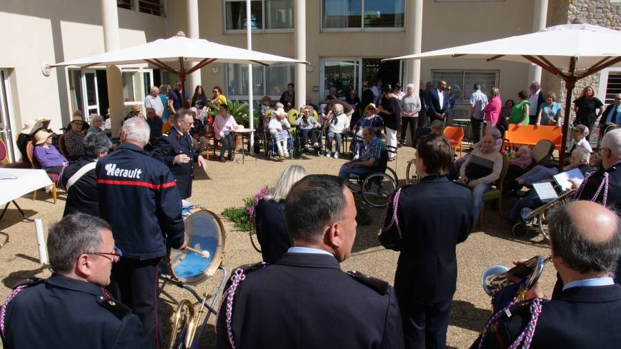 Bessan - Brin de muguet musical et salut au personnel et bénévoles de la maison de retraite