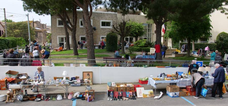 Bessan - Un sixième vide grenier en plein air dans les jardins de la maison de retraite
